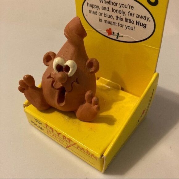 Vintage Hug Figurine Novelty Kitsch Stocking Stuffer in Packaging - Picture 4 of 11